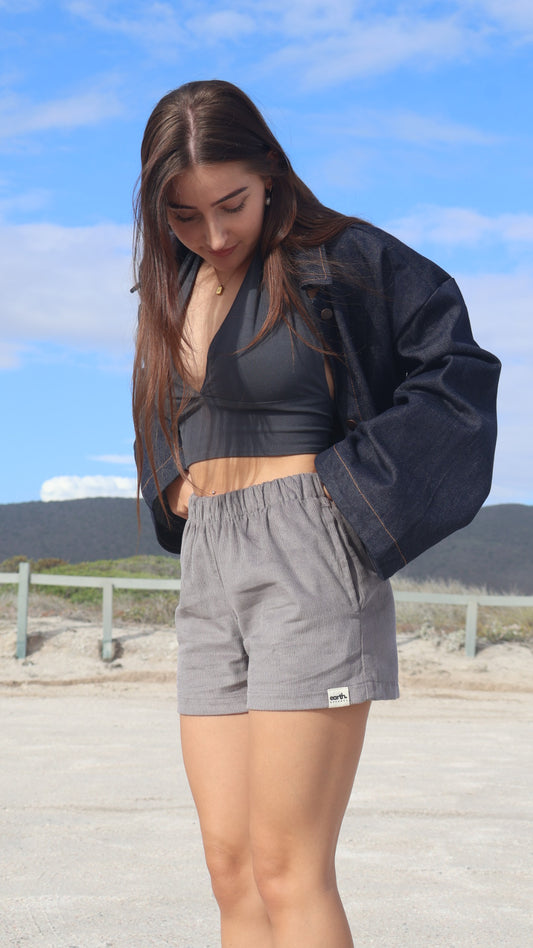 Soft women’s corduroy shorts in a mid-rise cut with side pockets and relaxed silhouette